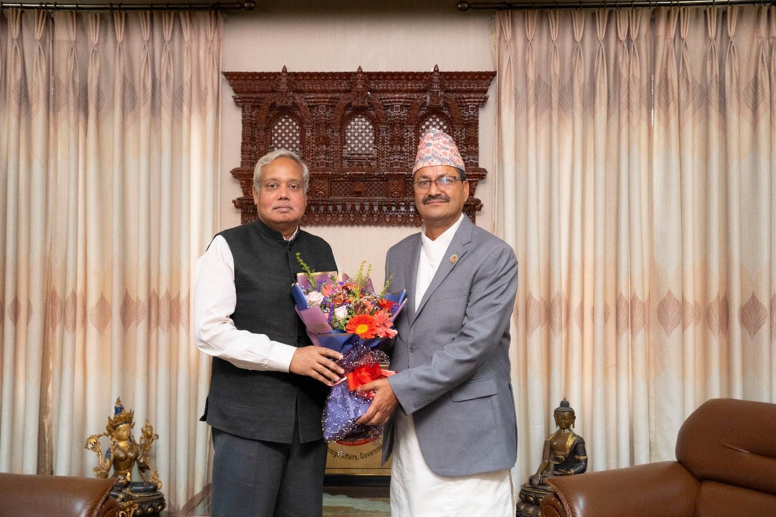 परराष्ट्रमन्त्री साउद र भारतीय राजदूत श्रीवास्तवबीच भेटवार्ता
